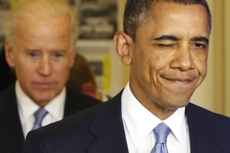 
	Obama pisca ao chegar na Casa Branca para dar declara&ccedil;&otilde;es em Washington: &quot;pol&iacute;ticos t&ecirc;m escolhido empurrar com a barriga novamente e novamente&quot;, disse a ag&ecirc;ncia
 (Jonathan Ernst/Reuters)