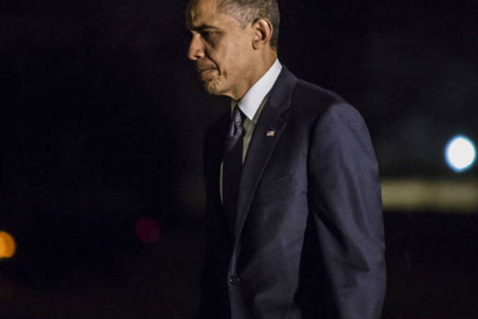 Obama chega a Newtown para confortar famílias de vítimas
