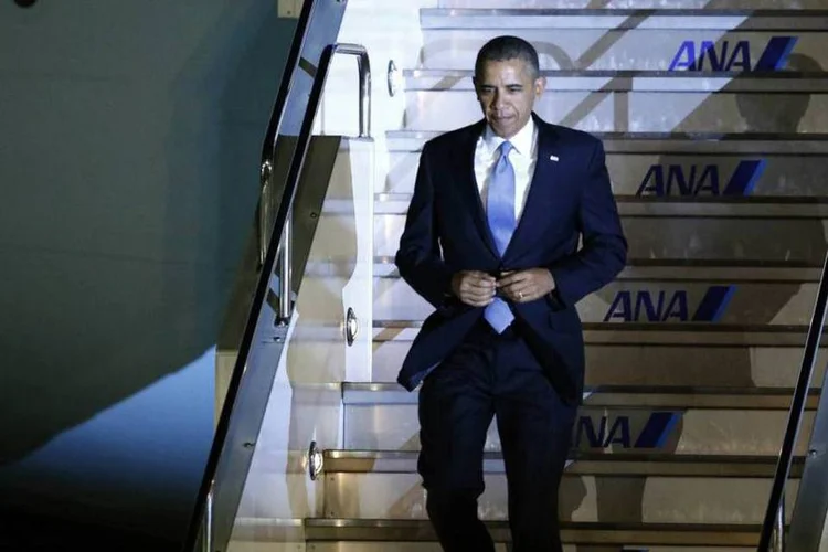 Barack Obama desembarca em Tóquio, no Japão: embora haja atividade reforçada a Coreia do Norte, existem poucos sinais de que um lançamento seja iminente (Toru Hanai/Reuters)