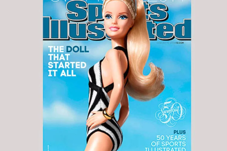 Barbie aparece na edição de maiôs da Sports Illustrated : a ideia surgiu para rebater críticas de que bonecas não combinam com mulheres reais em uma edição de maiôs (Reprodução/Sports Illustrated)