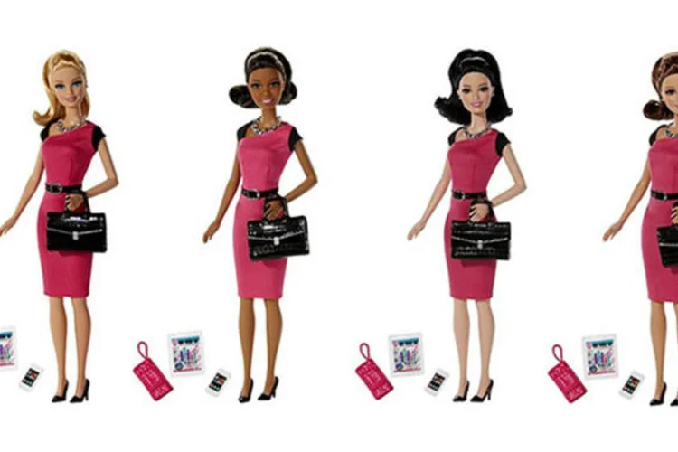 Barbie de negócios: ela chega de vestido cor de rosa, saltos pretos, tablet e um smartphone (Divulgação/Mattel)