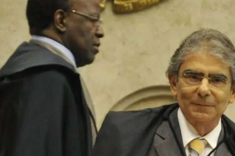 
	O ministro Joaquim Barbosa e o presidente do STF, Ayres Britto: Barbosa ser&aacute; o novo presidente do tribunal
 (José Cruz/Agência Brasil)