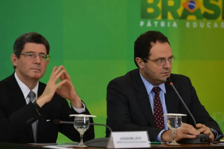 
	Barbosa e Levy anunciam cortes: Barbosa informou tamb&eacute;m que o governo far&aacute; um programa de redu&ccedil;&atilde;o de minist&eacute;rios, que deve gerar economia de R$ 200 milh&otilde;es em 2016
 (Valter Campanato/ Agência Brasil)