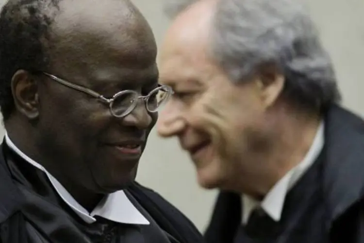 
	Joaquim Barbosa e Lewandowski: em janeiro, a troca foi marcada por pol&ecirc;mica. Lewandowski, como presidente interino, concedeu tr&ecirc;s liminares. Ao voltar, Barbosa derrubou as decis&otilde;es.
 (Ueslei Marcelino/Reuters)