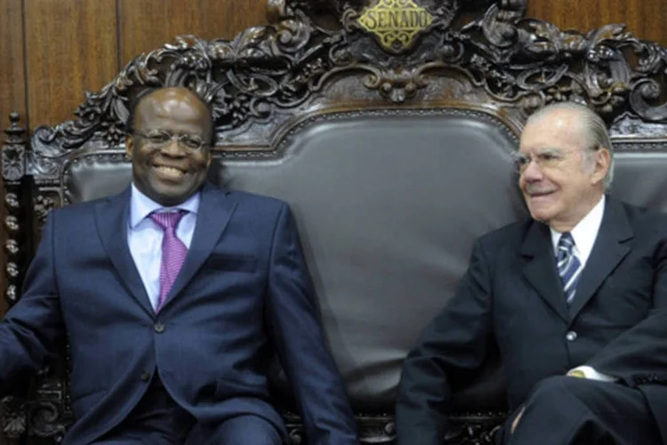 
	Joaquim Barbosa convida o presidente do Senado, Jos&eacute; Sarney para a cerim&ocirc;nia de posse: ontem, ele convidou a presidente Dilma
 (Wilson Dias/ABr)