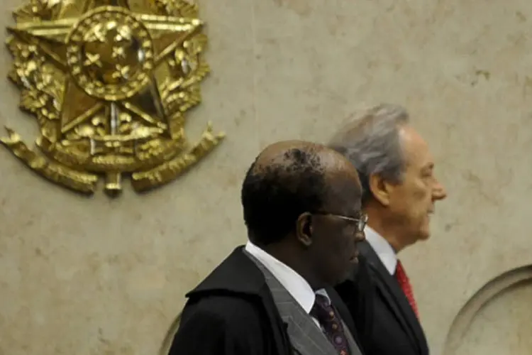 
	Ministros Joaquim Barbosa e Ricardo Lewandowski caminham lado a lado no STF: todos os ministros entenderam que era caso de absolver sumariamente o deputado
 (Fabio Rodrigues Pozzebom/ABr)