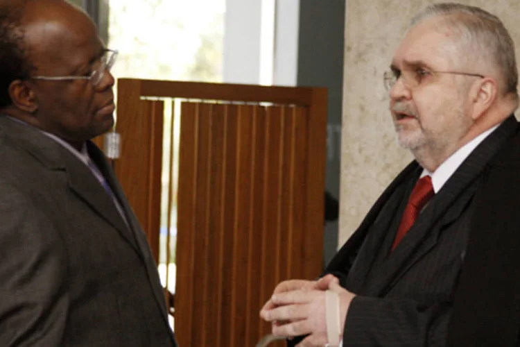 
	Gurgel voltou a afirmar que os embargos declarat&oacute;rios n&atilde;o podem ser usados para modificar decis&otilde;es e lamentou o entendimento do STF de s&oacute; haver pris&otilde;es ap&oacute;s o encerramento do processo
 (Gervásio Baptista/SCO/STF)