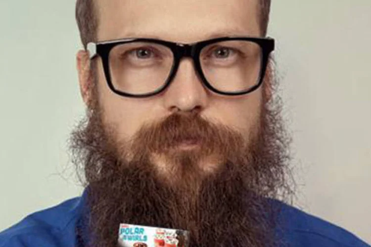 Homem com anúncio em sua barba, fazendo o chamado beardvertising da  agência americana Cornett-IMS (Reprodução)