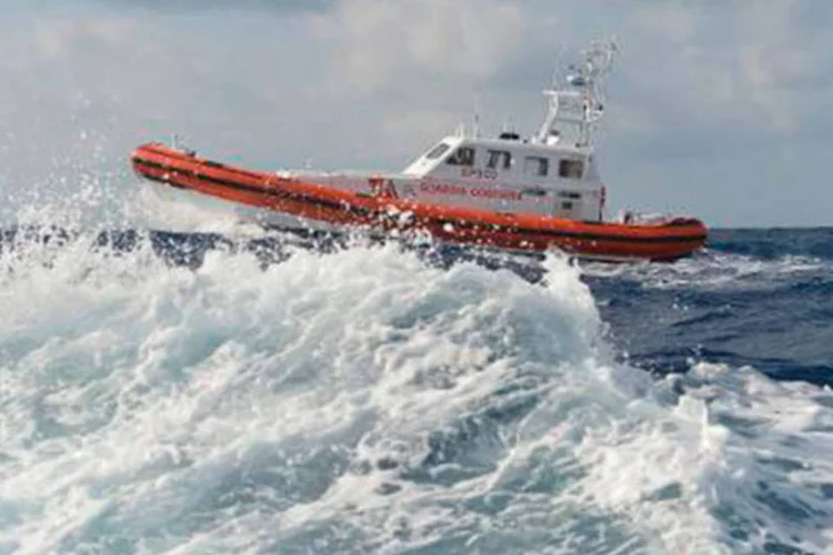 
	Barco: nunca tantos corpos haviam sido encontrados de uma s&oacute; vez
 (Alberto Pizzoli/AFP)