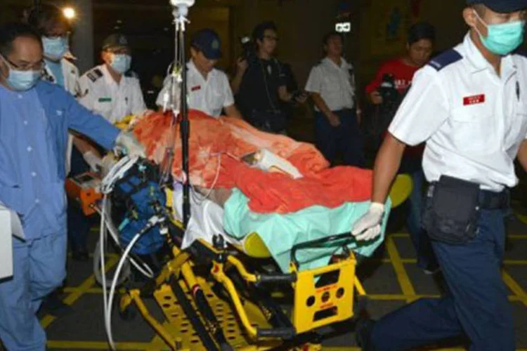 
	Param&eacute;dicos socorrem v&iacute;tima da colis&atilde;o de barcas em Hong Kong: trinta das v&iacute;timas morreram no local do acidente, enquanto outras oito faleceram em hospitais da cidade
 (Antony Dickson/AFP)