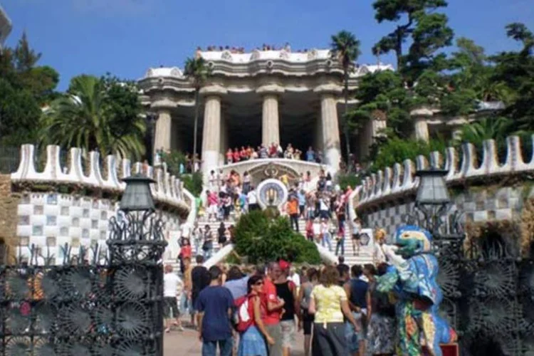 Arquitetura da cidade e as possibilidades de deslocamento a pé em Barcelona são pólos de atração (Wikimedia Commons)