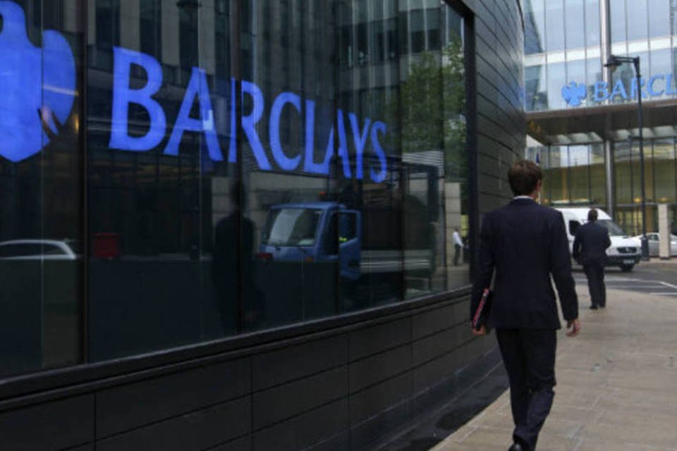 Índice fecha em queda pressionado por Veolia and Barclays