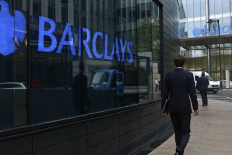 
	Fachada do Barclays: banco pressionou queda dos pap&eacute;is
 (Chris Ratcliffe/Bloomberg)
