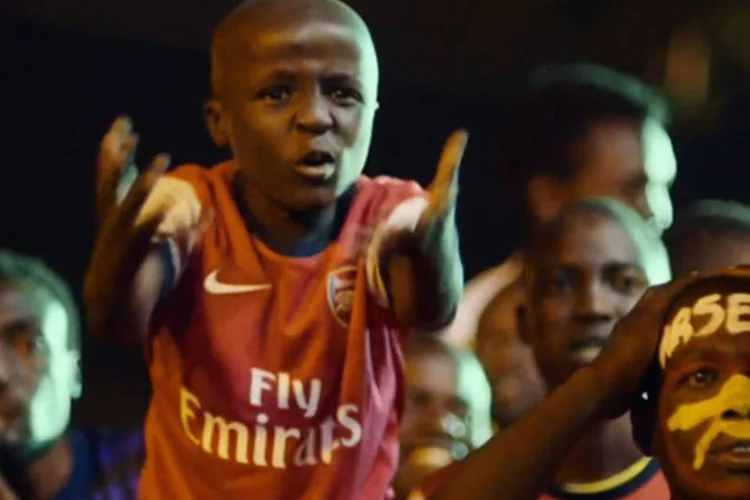 Comercial da Barclays: vídeo lembra que não são apenas os ingleses que acompanham os jogos, mas torcedores que enfrentam obstáculos como distância e fuso horário (Reprodução)