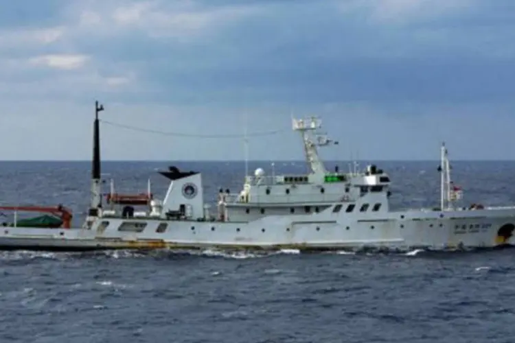 
	Barco chin&ecirc;s navega perto das ilhas em disputa: al&eacute;m de seu valor estrat&eacute;gico, as ilhas possuem ricas reservas submarinas de hidrocarbonetos (Japan Coast Guard/AFP)