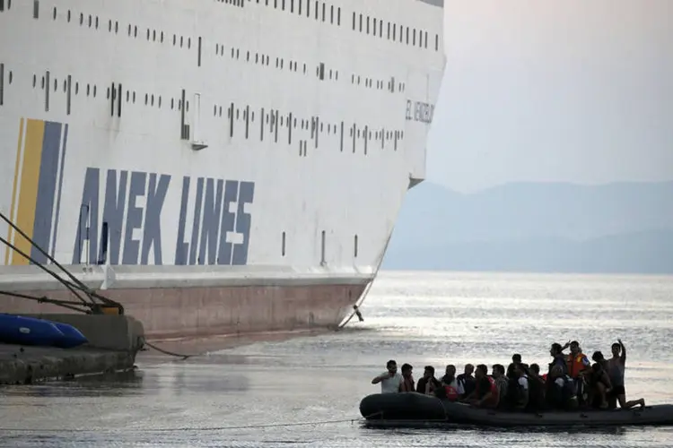 
	Barco com imigrantes na Gr&eacute;cia: segundo os testemunhos dos sobreviventes citados pela imprensa local, no bote viajavam cerca de 15 pessoas
 (Reuters/ Alkis Konstantinidis)