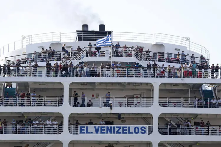 
	Barco com refugiados chega em Atenas: &quot;N&atilde;o s&oacute; cobramos e exigimos, mas tamb&eacute;m apoiamos firmemente Atenas para que esteja em condi&ccedil;&otilde;es de cumprir suas obriga&ccedil;&otilde;es&quot;
 (Reuters/ Stoyan Nenov)