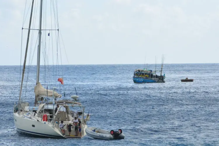 Barco ocupado por refugiados e imigrantes é fotografado no Pacífico: pessoas que tentam chegar a Austrália são enviadas para ilhas próximas (Scott Fisher / Stringer)
