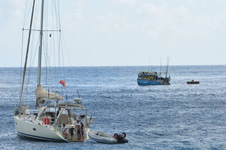 Barco ocupado por refugiados e imigrantes é fotografado no Pacífico: pessoas que tentam chegar a Austrália são enviadas para ilhas próximas (Scott Fisher / Stringer)