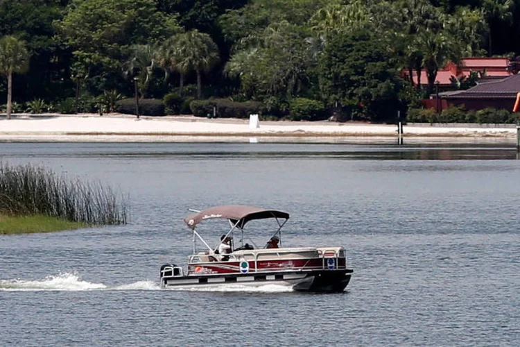 
	Barco procura por crian&ccedil;a arrastada por jacar&eacute;: mergulhadores da pol&iacute;cia recuperaram o corpo de Lane Graves na quarta
 (Adrees Latif / Reuters)