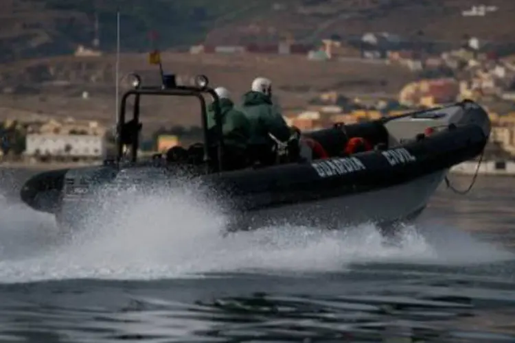 Membros da Guarda Civil patrulham de barco fronteira marítima entre Espanha e Marrocos: imigrantes deixaram a embarcação a pé e saíram correndo (Pierre-Philippe Marcou/AFP)