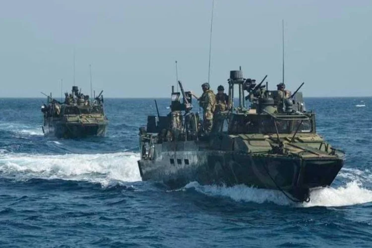 
	Marinha dos EUA: num determinado momento, o barco iraniano chegou a 193 metros de dist&acirc;ncia da embarca&ccedil;&atilde;o norte-americana
 (REUTERS/Marinha dos EUA)