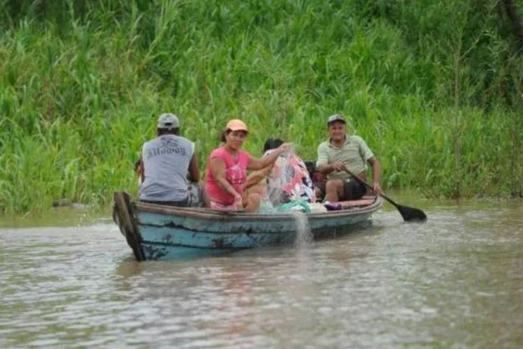 
	Barco com moradores de comunidade litor&acirc;nea: &ldquo;precisamos resistir&quot;, disse representante
 (Tomaz Silva/ABr)