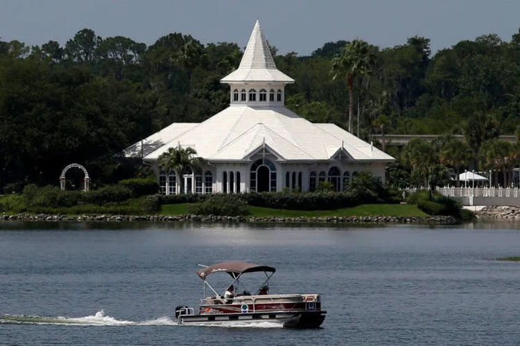 Barco realiza buscas em lago de complexo da Disney: corpo de menino de dois anos foi encontrado intacto no final da tarde de hoje (ReutersREUTERS/Adrees Latif)