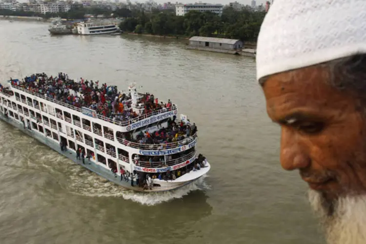Barco superlotado em Bangladesh: excesso de passageiros é uma característica comum de muitos dos acidentes (Andrew Biraj/Reuters)