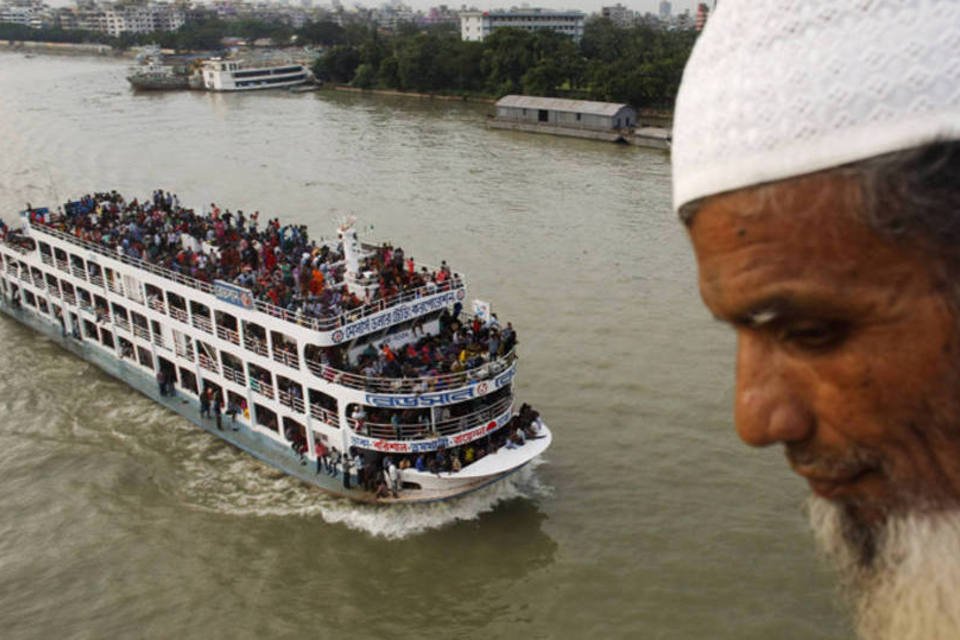 Equipes de resgate procuram embarcação virada em Bangladesh