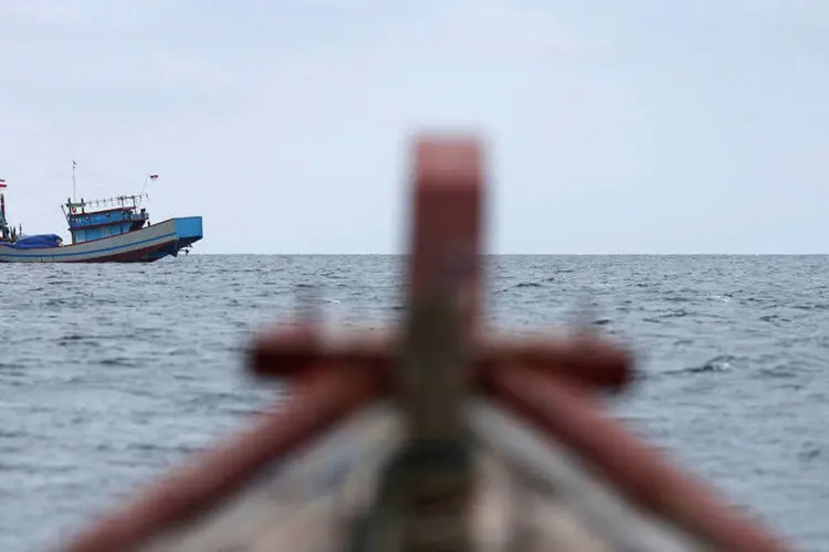 
	Indon&eacute;sia: uma das pessoas que viajavam no barco, que transportava sete passageiros e seis tripulantes, conseguiu chegar a terra nadando
 (Tim Wimborne / Reuters)