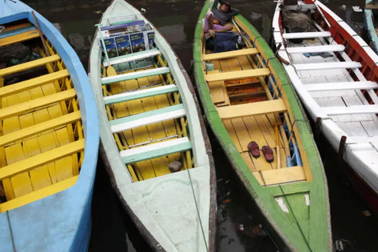 Barcos em Jacarta: Com 40% da capital já abaixo do nível do mar, a expectativa é que a situação só piore para a cidade (Darren Whiteside/Reuters)