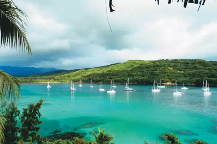 Barcos em Vanuatu, próximo às ilhas Salomão, no Oceano Pacífico: o pacote inclui paradas em 21 lugares paradisíacos (World Cruising/Divulgação)
