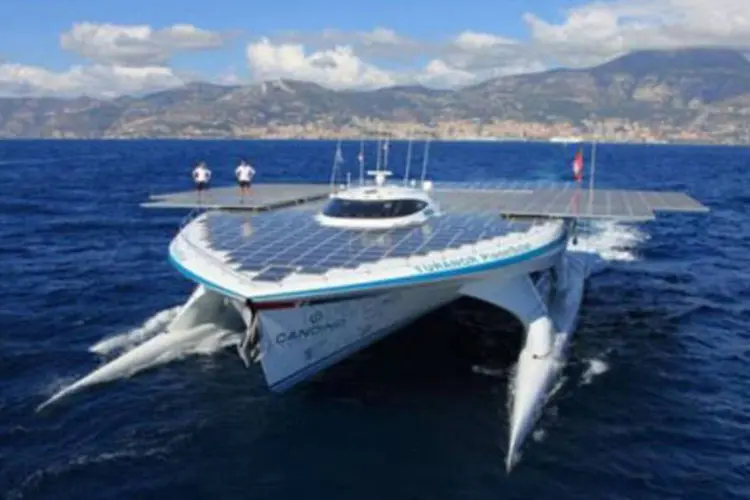 Barco movido a energia solar é capaz de navegar por três dias consecutivos sem sol.  (.)