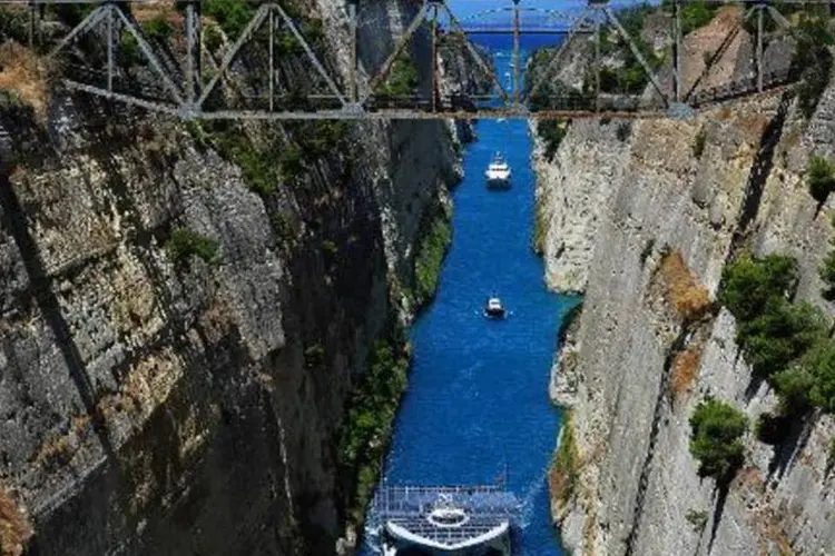 O maior barco solar do mundo, o catamarã PlanetSolar, navega pelo canal de Corinto, Grécia (Valerie Gache/AFP)