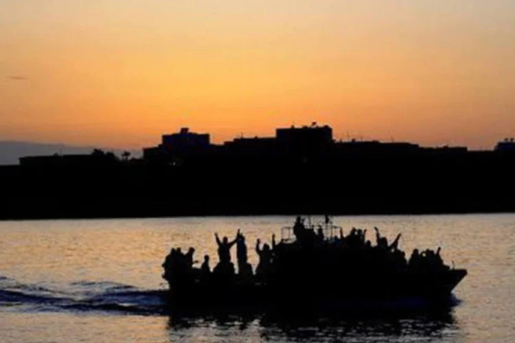 Barco: a embarcação estava naufragando no estreito de Sunda
 (Filippo Monteforte/AFP)
