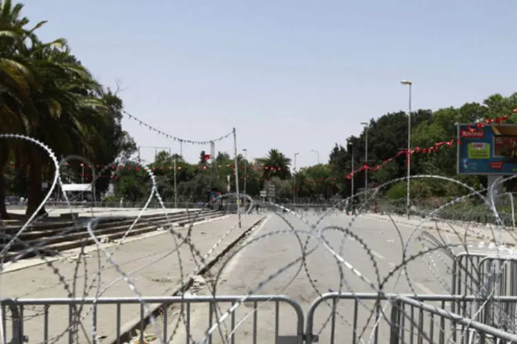 Soldados bloquearam a praça central Bardo, declarando-a uma "zona militar fechada", depois que manifestantes pró e antigoverno atiraram pedras uns nos outros (Anis Mili/Reuters)