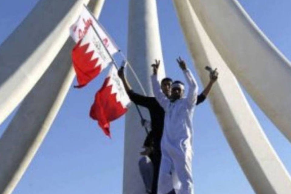 Bahrein: manifestantes voltam a protestar; tropas se afastam