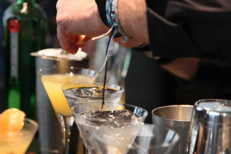 Barman preparando drinks: Diageo está contando com a internet para que clientes obtenham maior valor ao contatá-los diretamente (Anna Webber/Getty Images for Diageo)