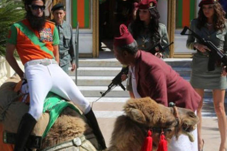 "Ditador" Sacha Baron Cohen agita Cannes com seu camelo