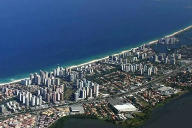 
	Vista a&eacute;rea da Barra da Tijuca, no Rio de Janeiro: segundo bi&oacute;logo, apenas &nbsp;til&aacute;pias resistem &agrave; baixa oxigena&ccedil;&atilde;o da &aacute;gua da Lagoa da Tijuca
 (Didac Freund/Wikimedia Commons)