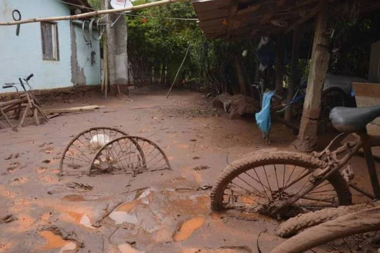 
	Barra Longa: a cidade foi a &uacute;nica que teve o centro coberto pelos rejeitos de min&eacute;rio de ferro da barragem da Samarco
 (Agência Brasil)