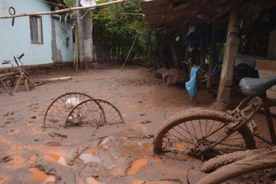 Barra Longa enfrenta rotina de lama e pó após tragédia em MG