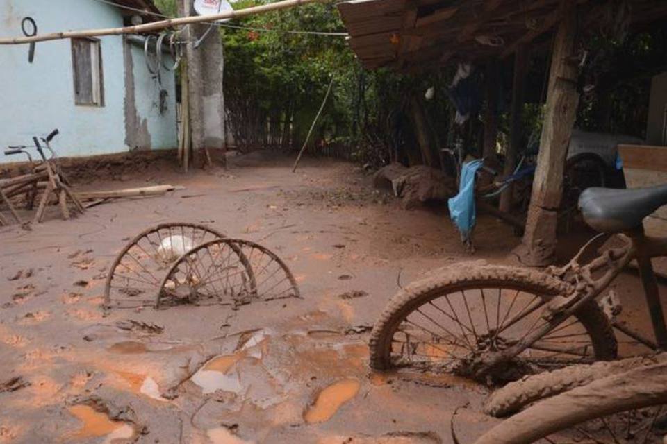 Moradores contam os prejuízos causados por lama de barragem