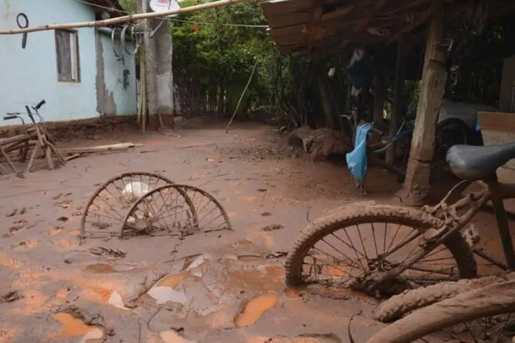 
	Enxurrada de lama atinge a cidade de Barra Longa
 (Agência Brasil)