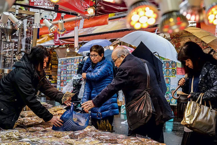 Barraca de comida em Tóquio: apesar de todos os esforços do governo, a economia segue anêmica (Yuya Shino/Reuters)