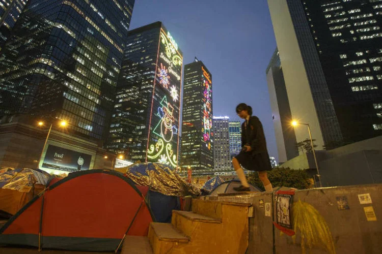 Barracas de manifestantes: centenas delas ocupam borda de uma das principais vias da cidade (Athit Perawongmetha/Reuters)