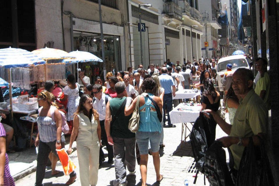 Lanterna que dá choque vira "moda" no Rio