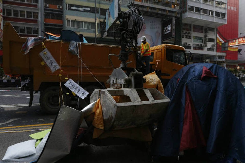 Polícia de Hong Kong remove acampamento de manifestantes