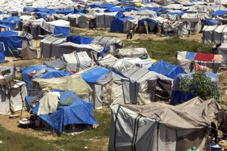 Tendas tomam conta da paisagem em Porto Príncipe: em 2013, a OIM tem a intenção de entregar este tipo de ajuda a 15.000 famílias extras (©afp.com / Patrice Coppee)
